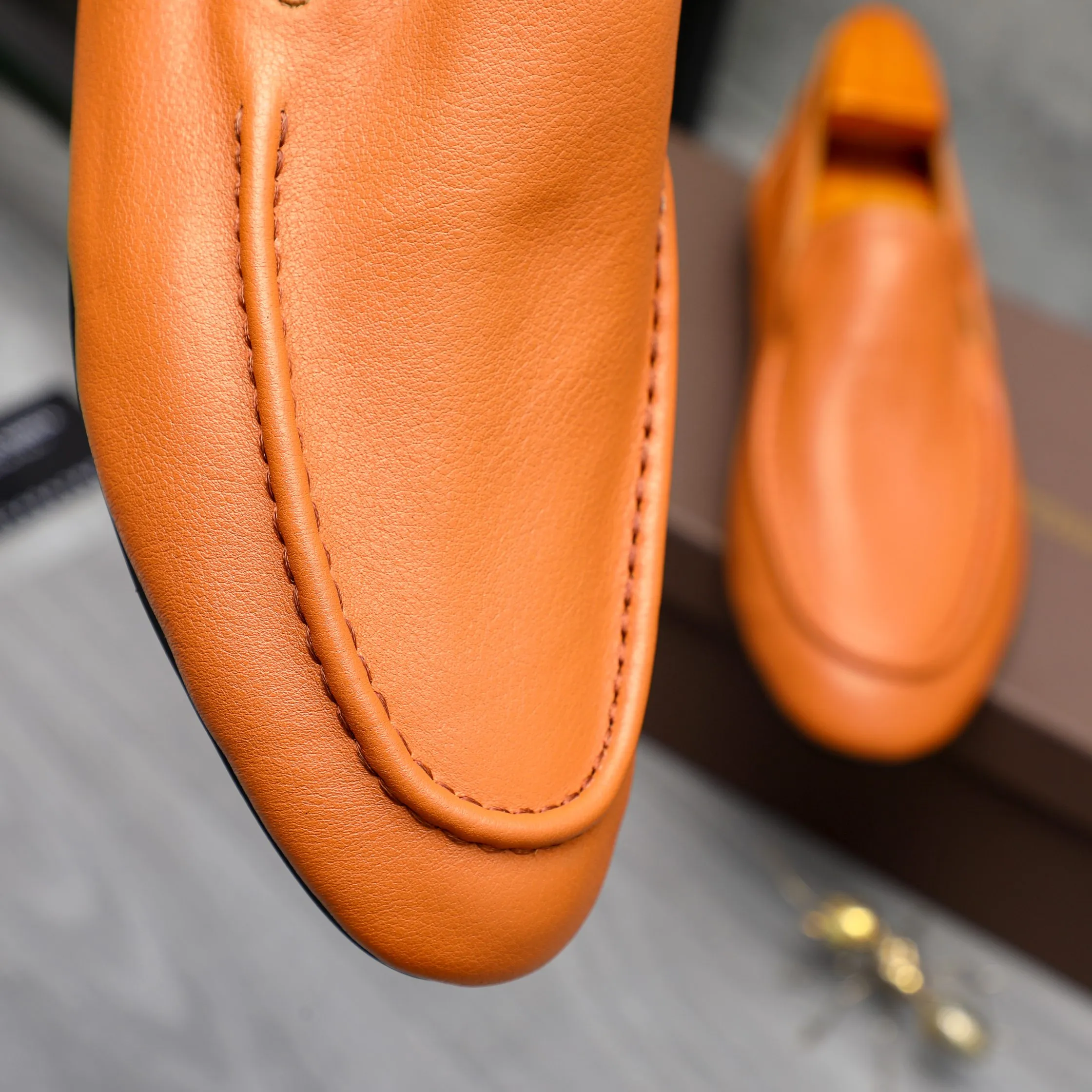 Men's shoes 💰460 Product trademark: BV "Bottega Veneta" soft leather slip-on men's shoes Regular size: 39-45 Product materials: Selected high-quality cowhide upper, cowhide lining, original outsole